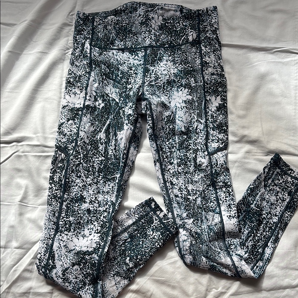 Lululemon Wunder Wundertrain Blue and White Leggings with Pockets 28” Size 6